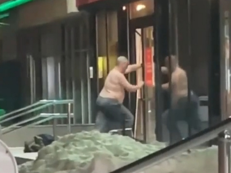 A half-naked Russian destroyed a store in Yekaterinburg