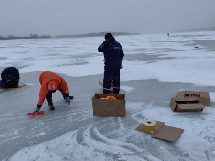 Спасатели почти закончили подрывы льда в Амурской области