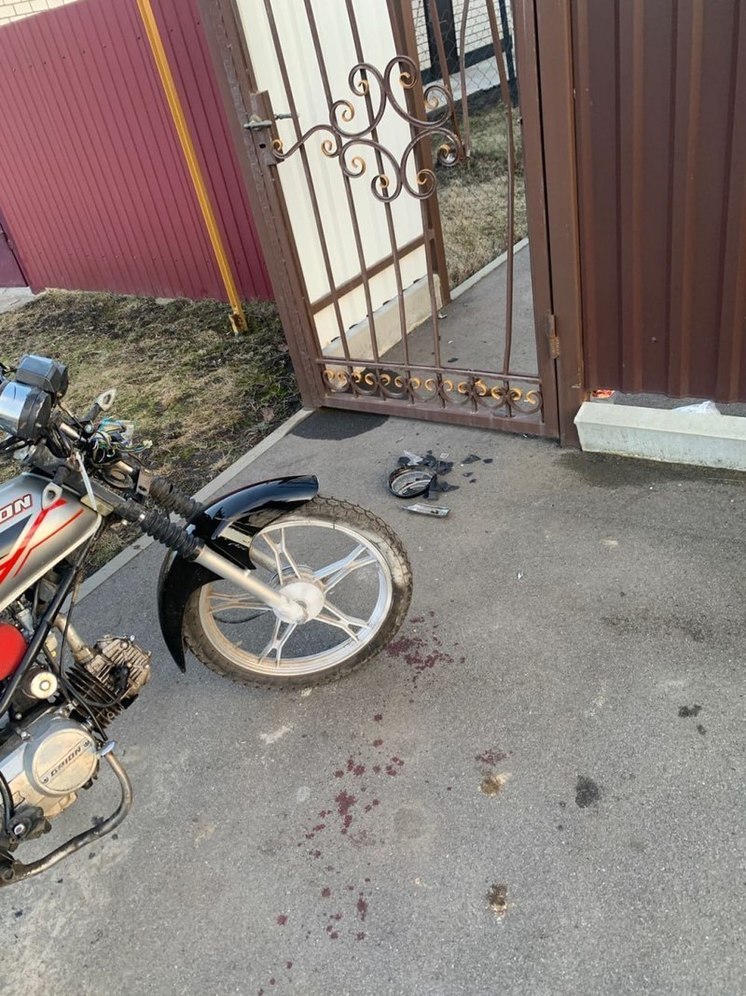 17-летний житель Воронежской области на мотоцикле пострадал при столкновении с забором