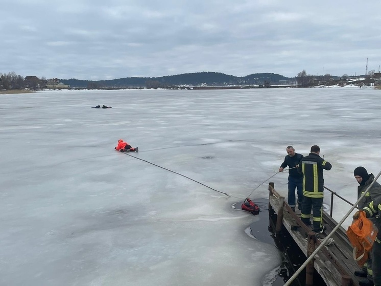 Четыре человека едва не утонули в ледяной воде в Карелии