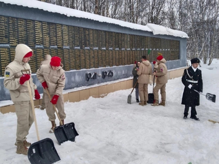 Юнармейцы навели порядок у мемориала в Мурманске