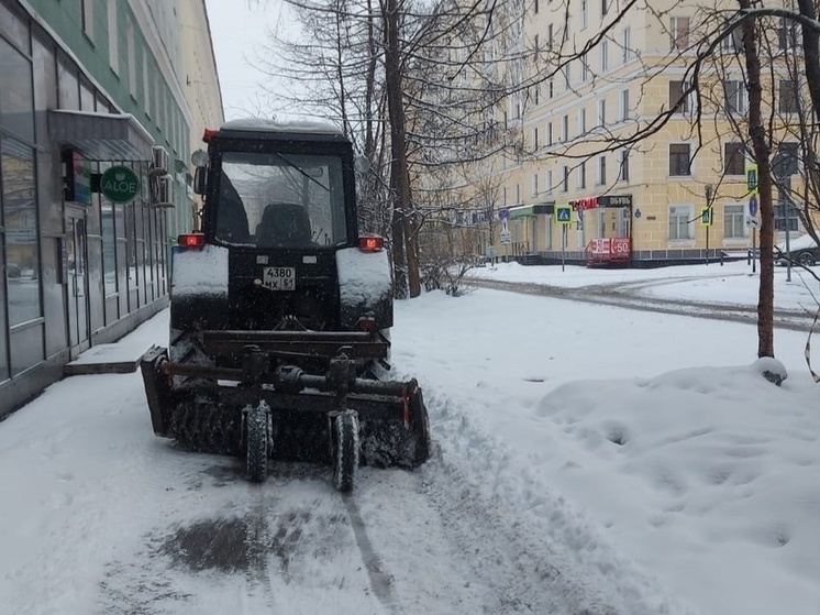 Дорожники Мурманска продолжают бороться со снегом
