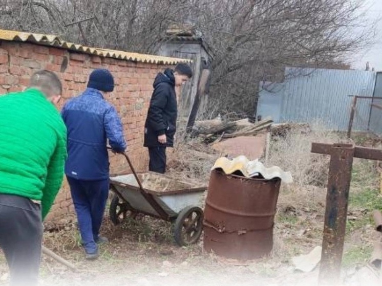 В Калмыкии волонтеры помогают пожилым людям