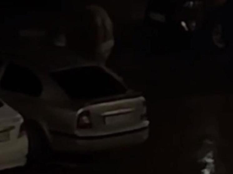 Полицейские задержали прыгавшего по машинам полуголого мужчину в Рязани