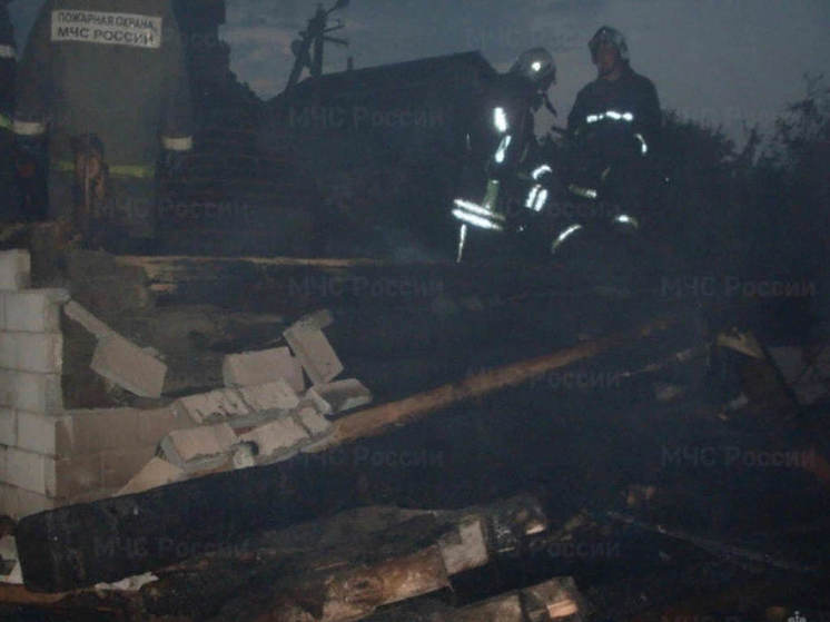 Пожарные потушили горящий частный дом в коттеджном поселке Тигода