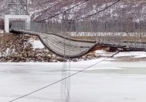 Жители села Михайловка Нерчинского района рассказали «АиФ-Забайкалье» о том, что подвесной мост через реку Нерча непригоден для перехода на другой берег