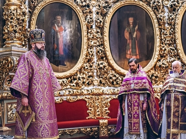 Смоленский владыка Исидор отслужил литургию в Свято-Успенском кафедральном соборе