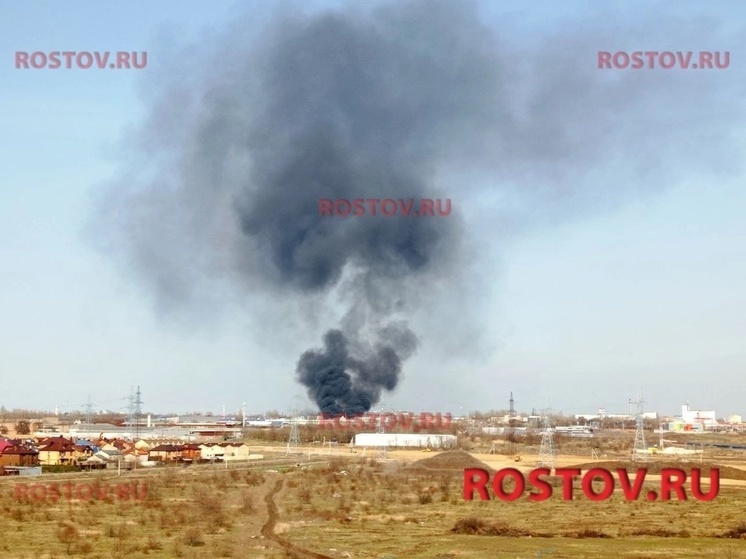 В Ростове пожар на складе охватил 800 квадратных метров здания
