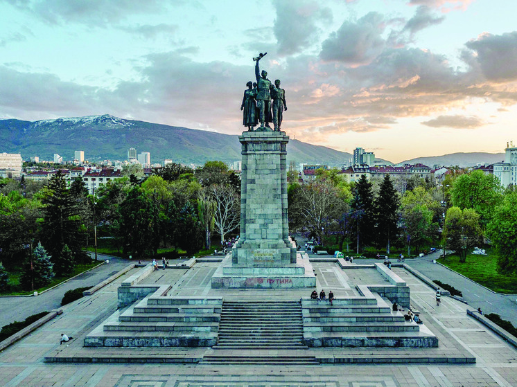 Профессор Софийского университета рассказал, почему в Болгарии сносят советские памятники0