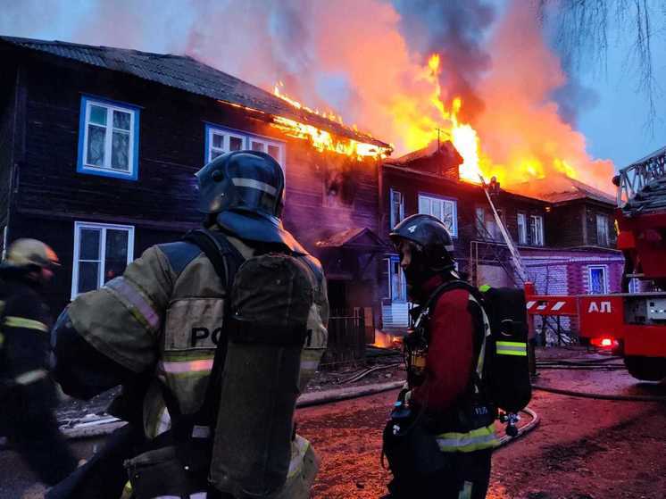 На улице Лесопарковой в Рязани горит дом на площади 300 квадратных метров