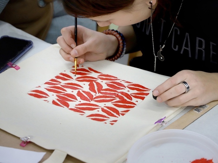 В Хвойнинском округе успешно реализуется проект росписи по ткани «Арт-батик»