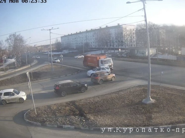 В Южно-Сахалинске кроссовер и КамАЗ на поделили дорогу