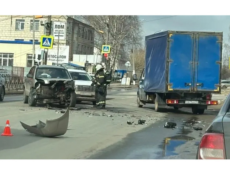 В Костроме у торгового центра «Фура» произошло тройное ДТП