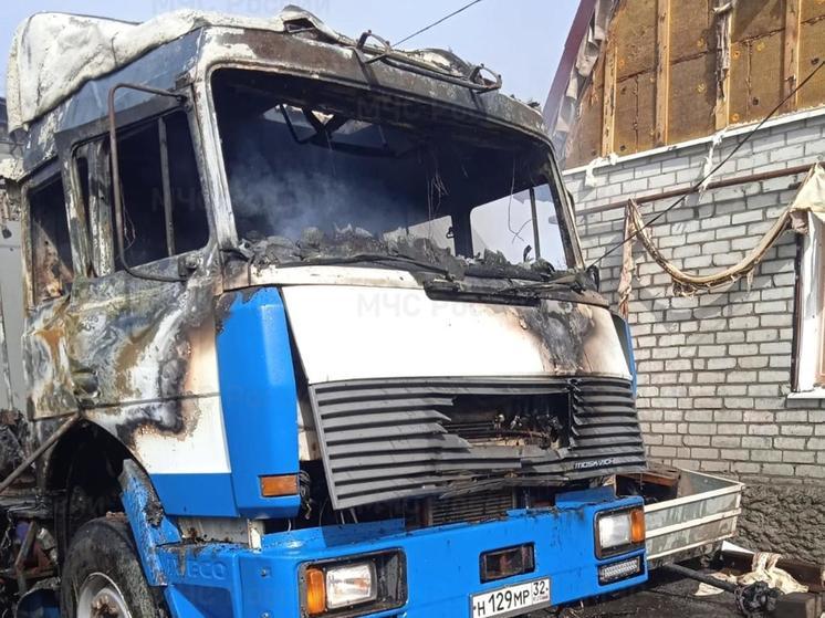 Две машины сгорели в Брянском районе в воскресенье