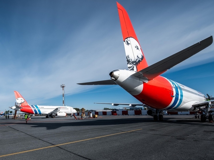 Пассажиры оценили приветствие стюардессы АК «Ямал» для участников СВО в самолете