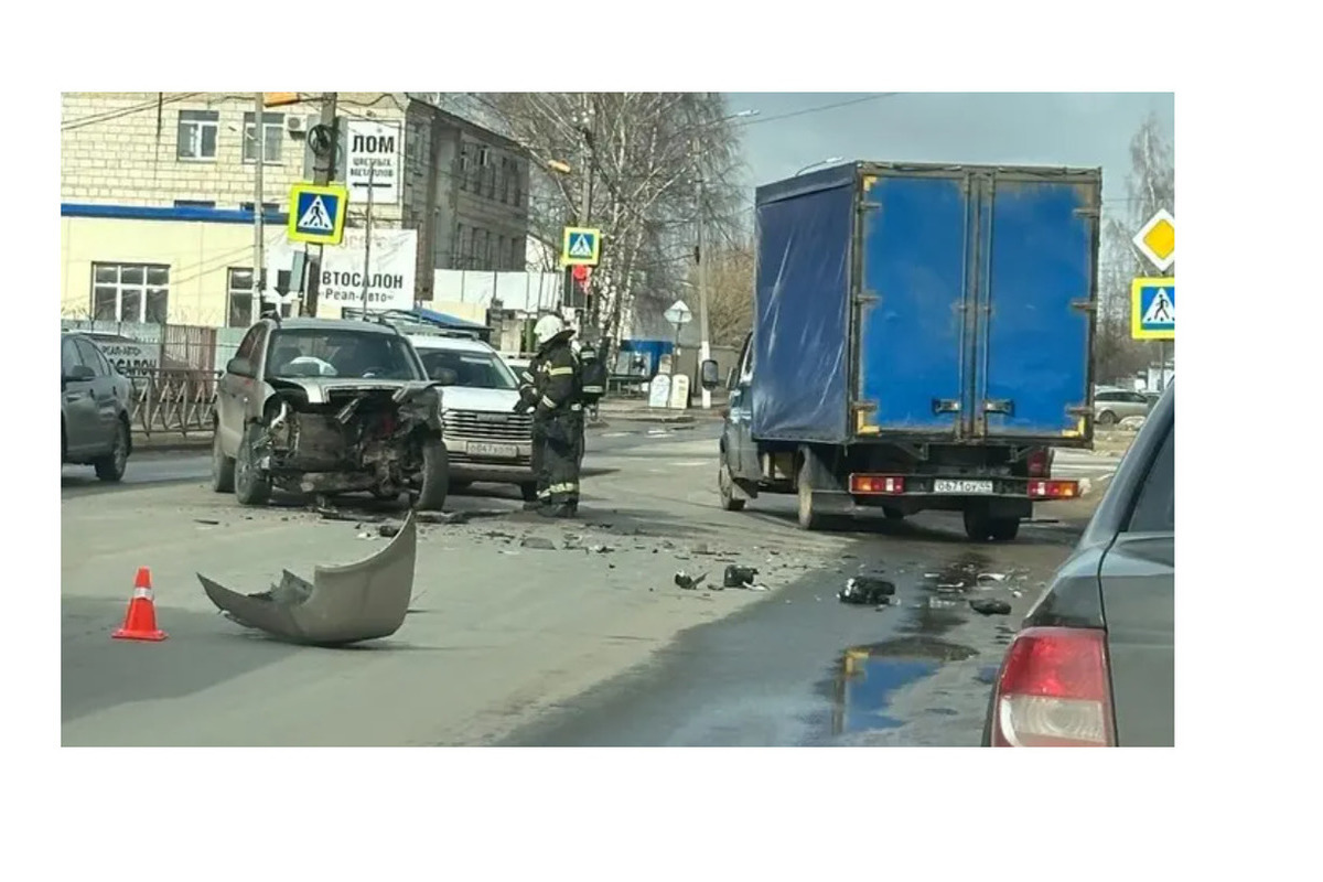 В Костроме у торгового центра «Фура» произошло тройное ДТП