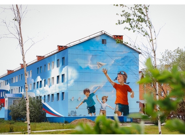 На фасаде трехэтажки в Губкинском нарисуют российский триколор