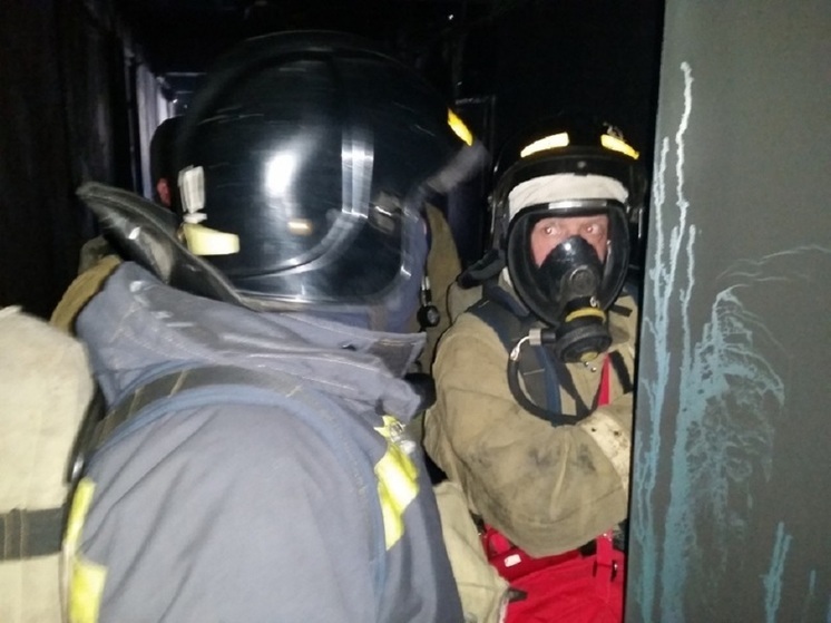 Одна погибшая, двое пострадавших, 20 эвакуированных: пожар потушили в Уссурийске