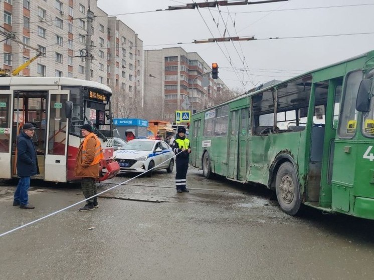 Три пассажирки троллейбуса попали в больницу после ДТП в Новосибирске