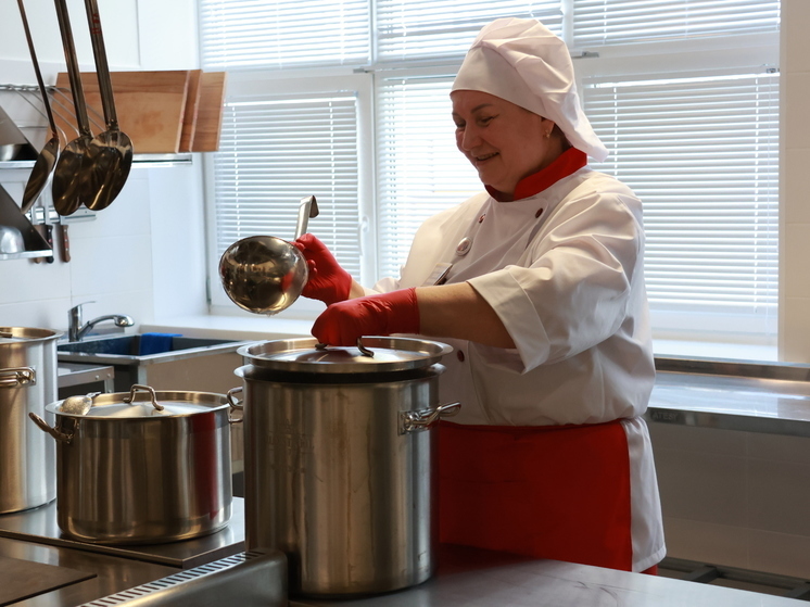 Роспотребнадзор открыл горячую линию по вопросам питания в школах и садах Петербурга