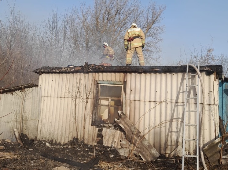 В Курской области потушили пожар в бесхозном шиферном домике