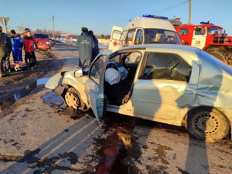 В столкновении двух автомобилей в Урмарах пострадали мать и сын