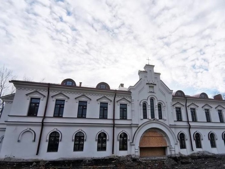 Реставрация Надвратного корпуса на Архиерейском подворье завершается в Пскове