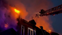В Рязани сгорел деревянный многоквартирный дом: видео с места