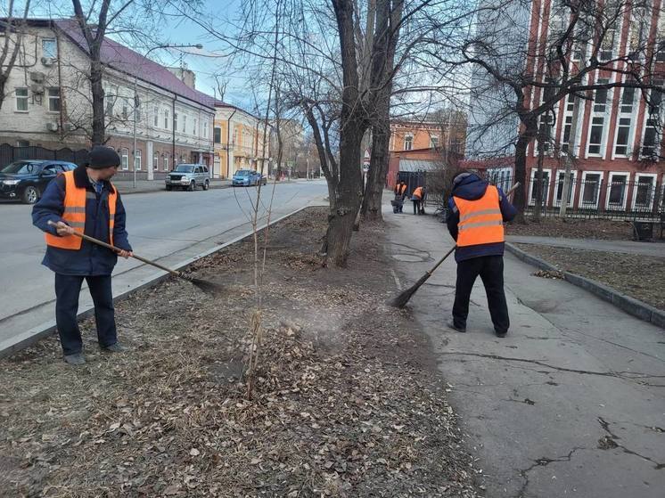 Более 130 человек провели уборку городских территорий в Иркутске в выходные