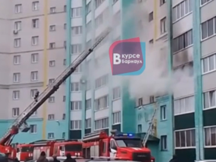 Двоих детей спасли при пожаре в многоэтажке Новоалтайска