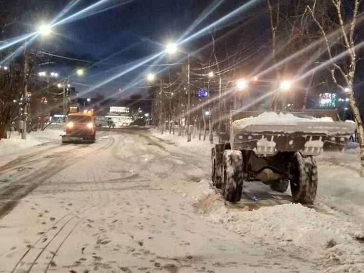 Мурманские дорожники устраняют последствия снегопада