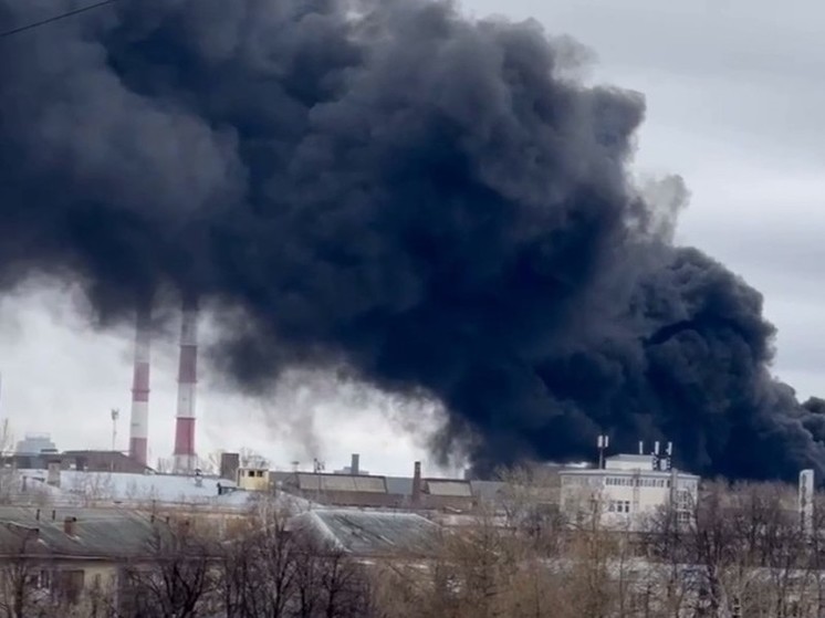 В Екатеринбурге начался сильный пожар на территории "Уралмашзавода"