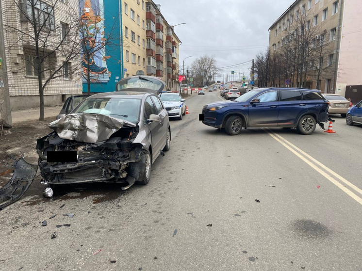 Водитель без прав устроил ДТП в Вологде на улице Галкинской