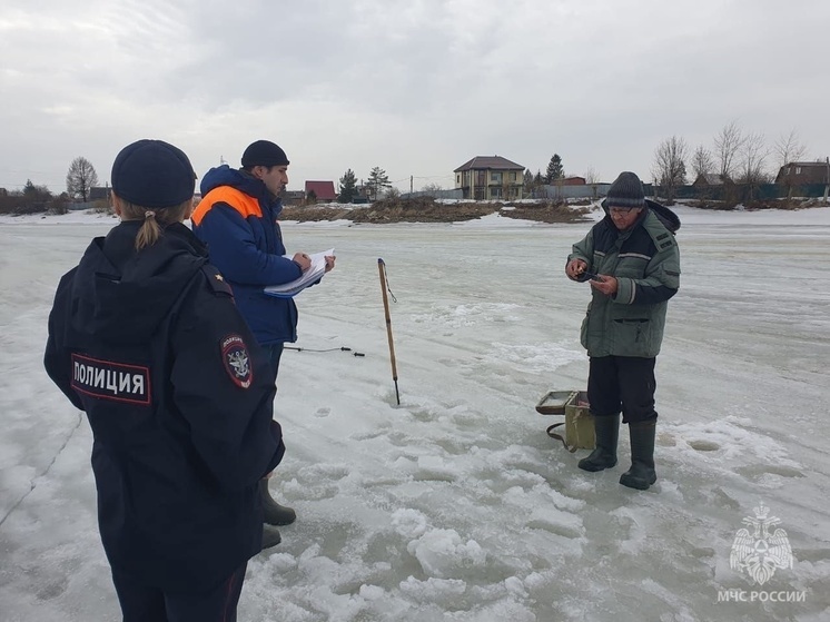 Семья с двумя детьми провалилась под лед на болотоходе в Череповецком районе