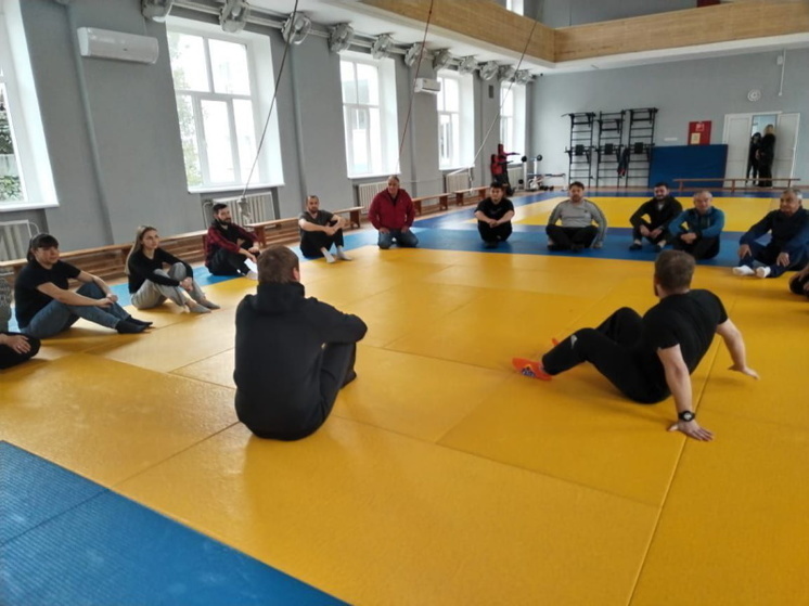 В Туапсе учителям физкультуры провели мастер-класс по самбо
