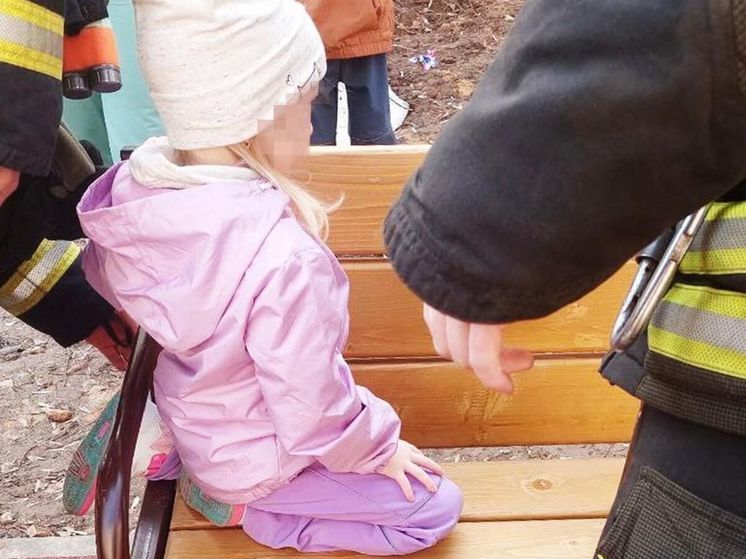 Спасатели помогли девочке, у которой застряла нога в скамейке