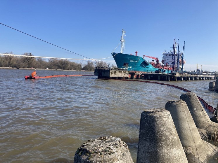 Калининградские спасатели потренировались в ликвидации разлива нефти