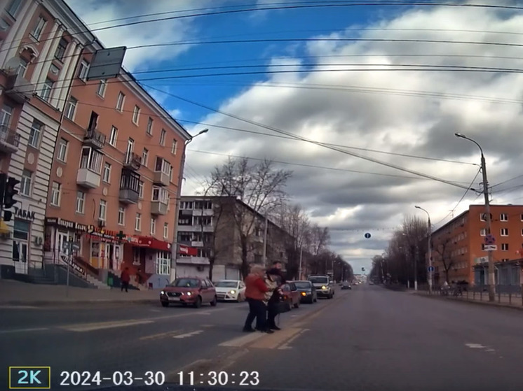 В Твери водители оставили свои авто, чтобы помочь бабуле перейти дорогу