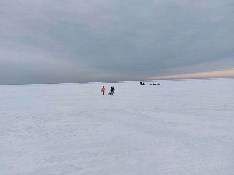 В островной части Северодвинска под лед провалились двое мужчин