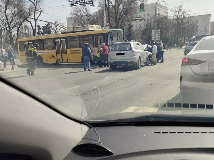 В центре Ростова в жестком ДТП пострадала женщина