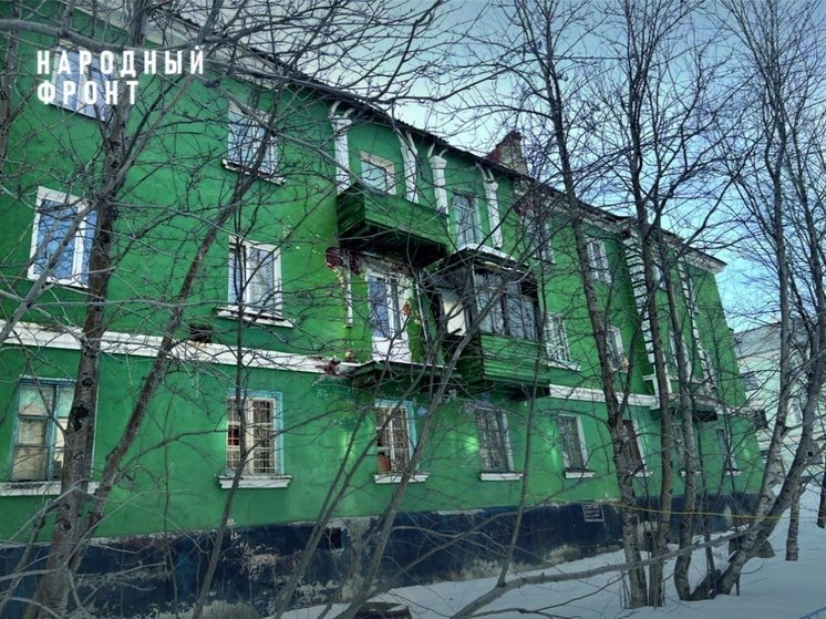 В Мурманске рухнул балкон в доме №15 на улице Генералова