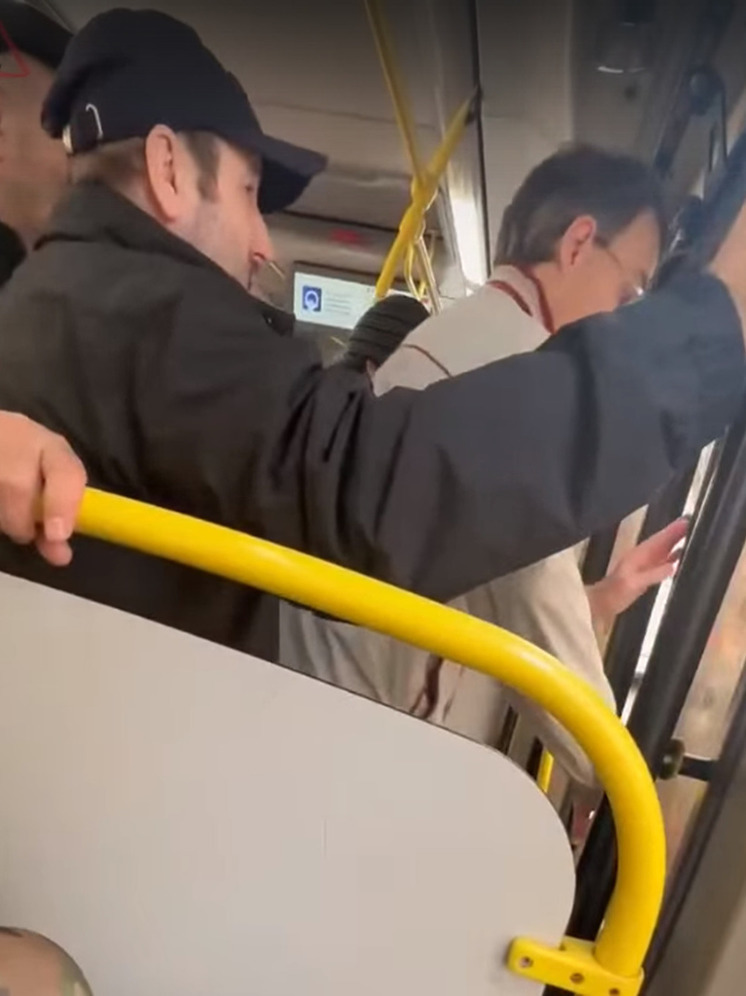 В Твери пассажир очень хотел выйти из автобуса и начал ломать двери