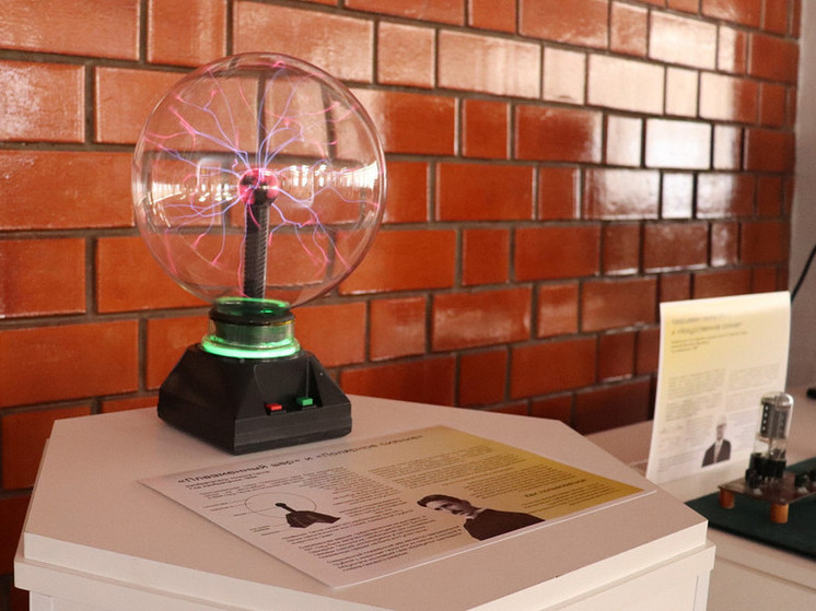 В библиотеке ТюмГУ открыли выставку, посвященную экспериментальной физике