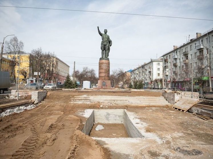 В областном центре приступили к благоустройству возле памятника Кирову
