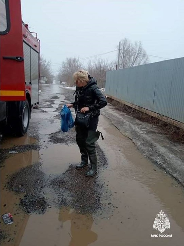 В Оренбургском районе заложниками паводка оказались два человека