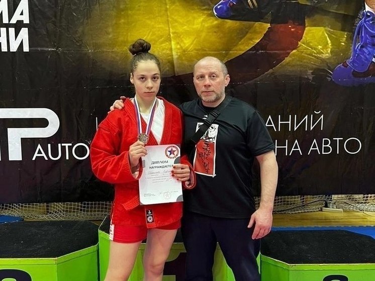 Курянка София Шишлова завоевала серебро первенства ЦФО по самбо в своей категории