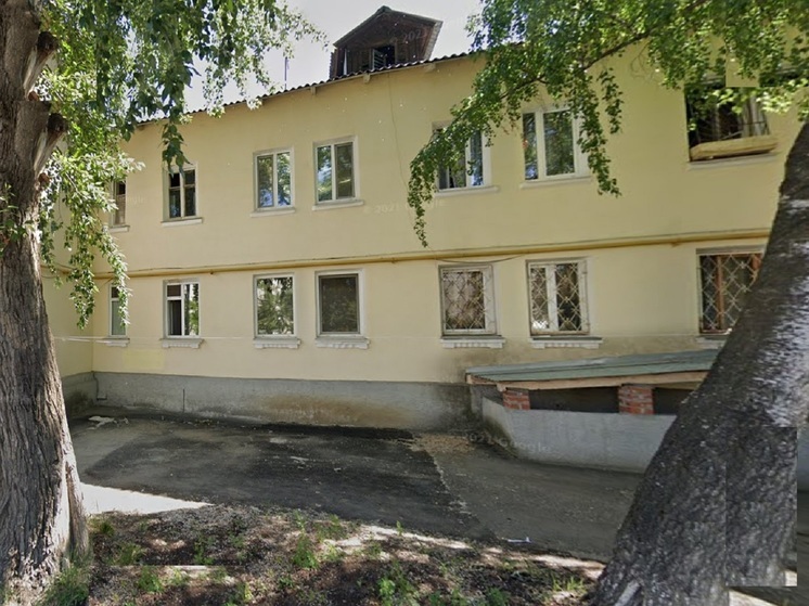 Один мужчина в Екатеринбурге сидел на окне, а второй кидал ему в голову камни