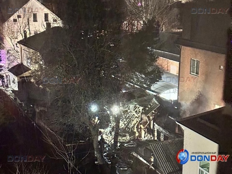 В центре Ростова на 33-й Линии сгорел дом: есть пострадавший