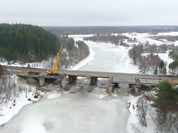 В Вельском районе продолжается ремонт моста через реку Кокшеньгу