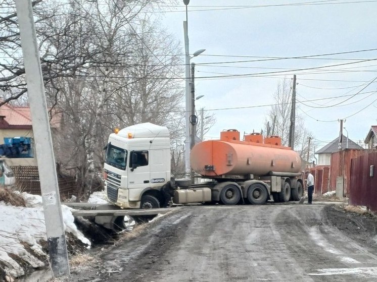 С моста в Южно-Сахалинске сошел бензовоз